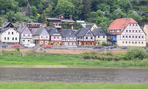 Postelwitz - malerisch entlang am hier schmalen Elbufer gebaut