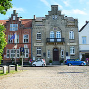 Friedrichstadt: Maktcafé neben dem Rathaus am Markt