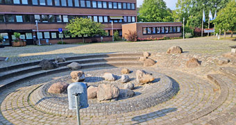 Vor dem Rathaus von Quickborn bei Hamburg