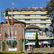 Reinbek - da baute sich einiges auf: Bücherei, Hotel Sachsenwald und