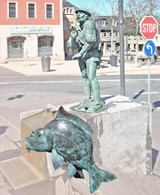 Fischer ortet seinen Fang auf dem Marktplatz von Zeulenroda