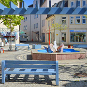 am Stadtbrunnen von Zeulenroda ist Farbe Trumpf