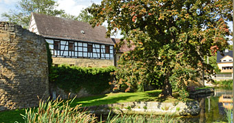 Wasserburg Schkölen, Ruine mit angepasster neuer Innenbebauung