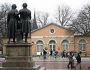 Schiller steht mi seinem eigennützigen Freund vor dem Bauhausmuseum in Weimar