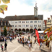 Buntes Treiben am Markt vom Böblingen