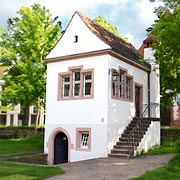 Lenzhäuschen, heute pragmatisch öffentlich als Toilette