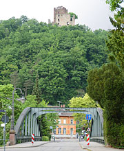 Ruine der Kastelburg hoch über dem Bahnhof Waldkirch