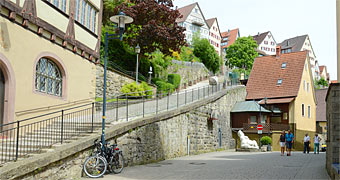 Horb am Neckar. Ein Stämpfle verbindet die Neckarstraße im Tal mit dem Markt weit oben. Zwischenrast am Kakteengarten?