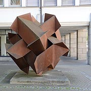 vor dem neuen Rathaus von Künzelsau will dieser Vumulus Respekt erheischen