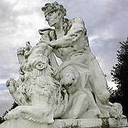 Figurenschmuck im Schlosspark von Karlsruhe