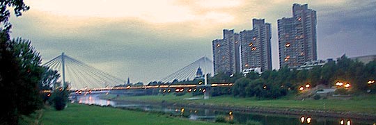 Blick von der Altstadt über den Neckar zur Neckarstadt mit Hochhäusern an der Feuerwache