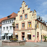 Offenburg am Fischmarkt: feine Fassadenmalerei an der Apothek