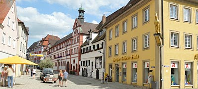 amGoldenen Fuchs vorbei hin zum neuen Rathaus