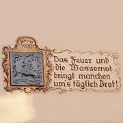 Neckargemünd, erinnernder Spruch an der Giebelwand