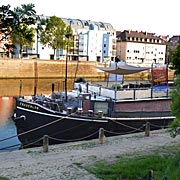 Kulturdampfer Frauenlob am Neckarufer bei Cannstadt