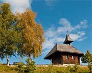 Bernau Kapelle und Bäume im Herbst © Schwoab