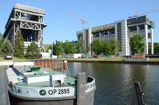altes und neu entstehendes Schiffshebewerk Nierdfinow