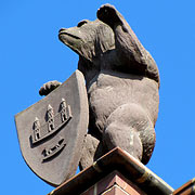Bär mit Stadtwappen am Rathausgiebel von Golßen