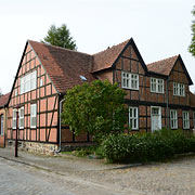 stattliche Gebäude am Friesacks Burgberg, nahe der Kirche