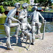 Rathenow, Figurengruppe Schleusenspucker am Schleusenplatz © schuldes/fotobee.de