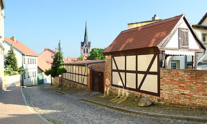 Bad Freienwalde von der oberen Kurzen Straße in Richtung Nikolaikirche am Markt gesehen