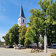Marktplatz Seelow mit Brunnen und Stadtkirche