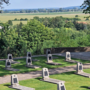 Aussicht vom Ehrenmal über Gräber zu den Seelower Höhen