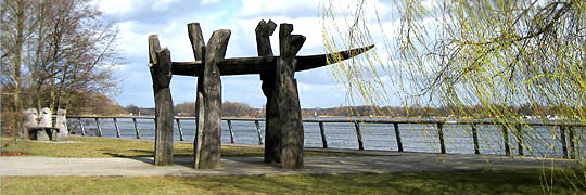 Neuendorf mit Kunst am See