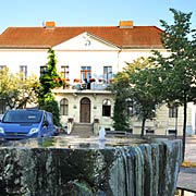 Rathaus Kremmen mit Marktbrunnen