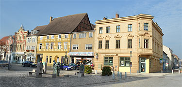 Kyritz Markt Häuserreihe Nordwest