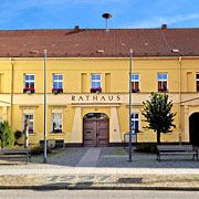 Rathaus Lindow (Mark) mit Durchgang in den Park