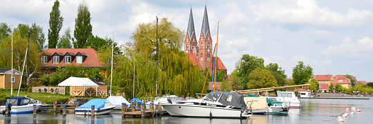 Neuruppin am Ruppiner See, hinten die Klosterkirche St. Trinitatis