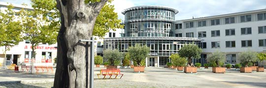 weiter Platz vor dem modernen Rathaus Ludwigsfelde