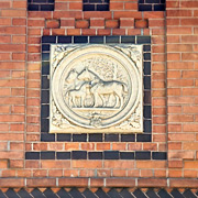 schöner Ziegelbau mit Pferdezucht-Tradition