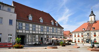 Marktplatz von Angermünde, rechts das Rathaus