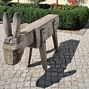 Kluger Esel mit Holzkopp vor dem Rathaus. Heist er nicht zufällig Roland?