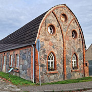 neugotischer Feldstein-Backstein-Bau