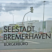 Bürgerbüro. Gleich um die Ecke eine verfängliche Parkstraße.
