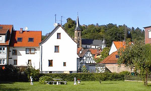 Bad Soden-Salmünster, idyllisch an der Erz und am Kinzigtal, hat sein Huttenschloss, Kurgäste und Platz für Besinnlichkeit