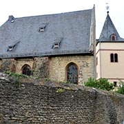 Kirche mit Torturm in Hochstadt