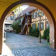 Hattersheim, Durchblick in den Nassauer Hof, in dem sich heute wichtige Einrichtungen der Stadt befinden