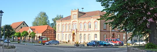 Rathaus von Brue, ein schön verklinkerter Bau
