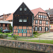 Grabow, Fachwerk an der Elde, rechts das Museum