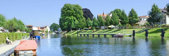 Luftkurort Plau am See und an der Elde, die es hier nach der Schleuse nicht mehr weit bis in den Plauer See hat