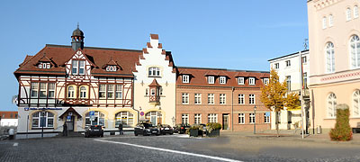 VR-Bank im schönen Fachwerkbau am Markt, morgens sonnenbeschienen. Da geht die Sonne auf.