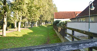An der Zugbrücke über den Wallgraben im erfrischend alten Wittenburg