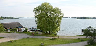 Zarrentin Schaalsee Fischerei, rechts das Inselchen Möwenburg