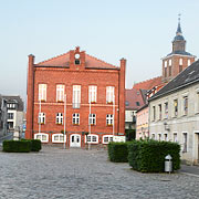 Altentreptow am Markt, leuchtendes Rathaus