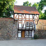 Neubrandenburg, Fachwerk-Wiekhaus an der Stadtmauer, eines von vielen