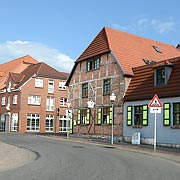 Neukalens abbiegende Hauptstraße